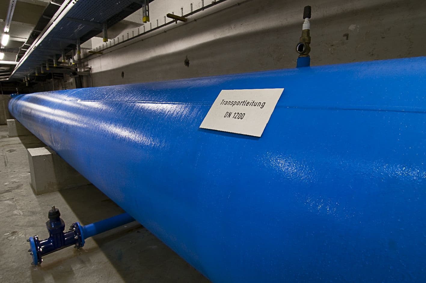 Detailansicht einer blauen Wasserleitung