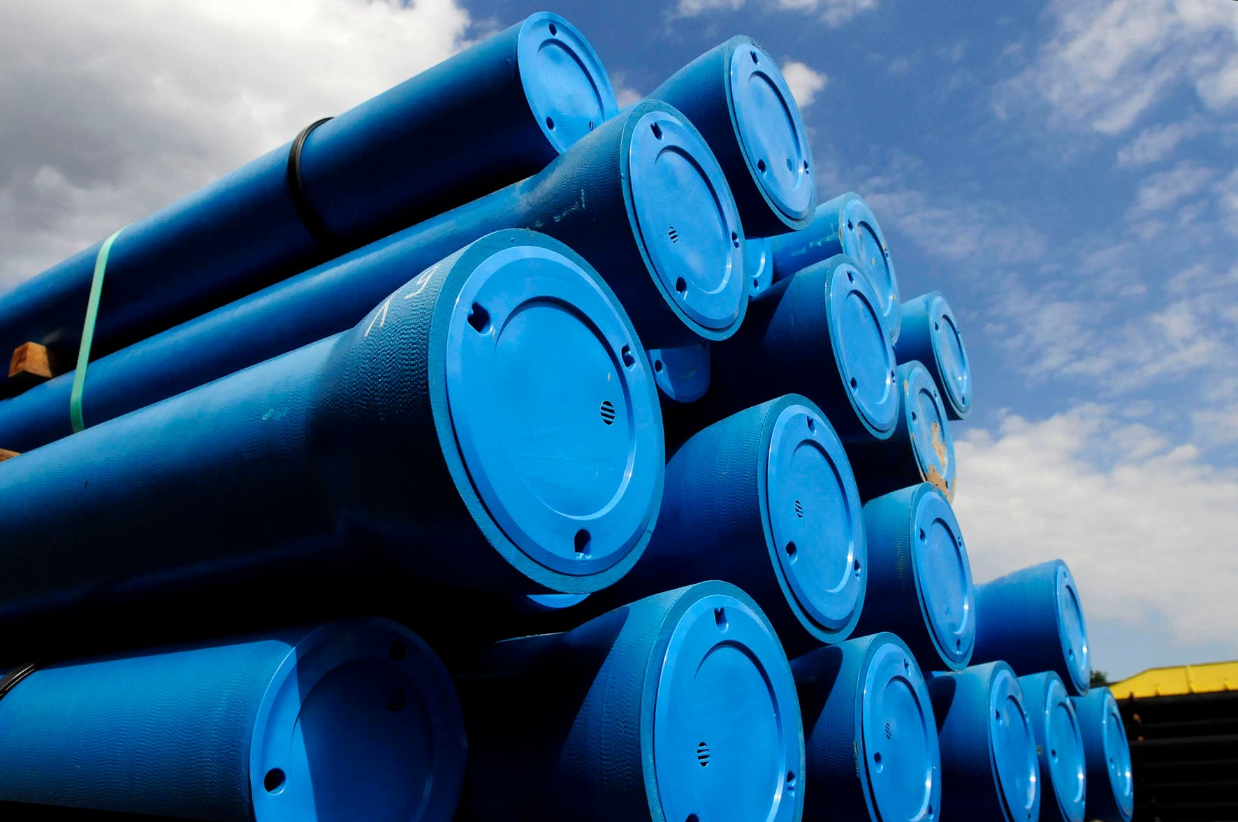 Wasserrohre gestapelt in einem Rohrlager.